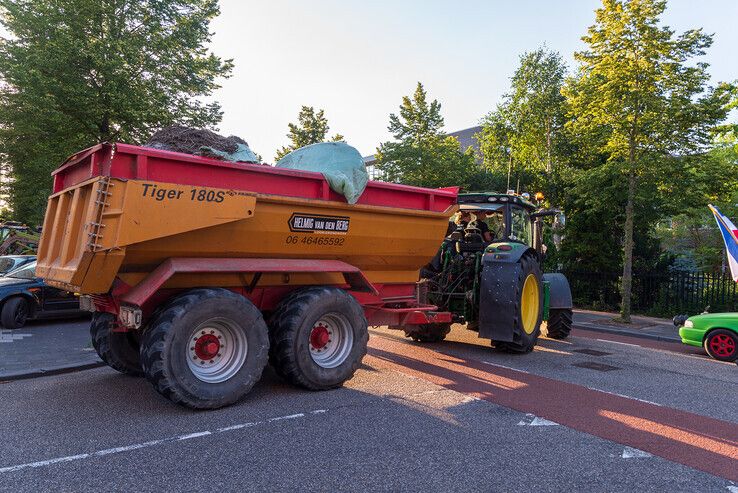 Boeren willen inbeslaggenomen tractor terug: massaal protest bij politiebureau en strontkar geleegd op IJsselallee - Foto: Peter Denekamp