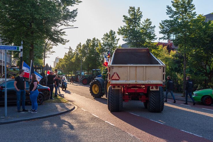 Boeren willen inbeslaggenomen tractor terug: massaal protest bij politiebureau en strontkar geleegd op IJsselallee - Foto: Peter Denekamp