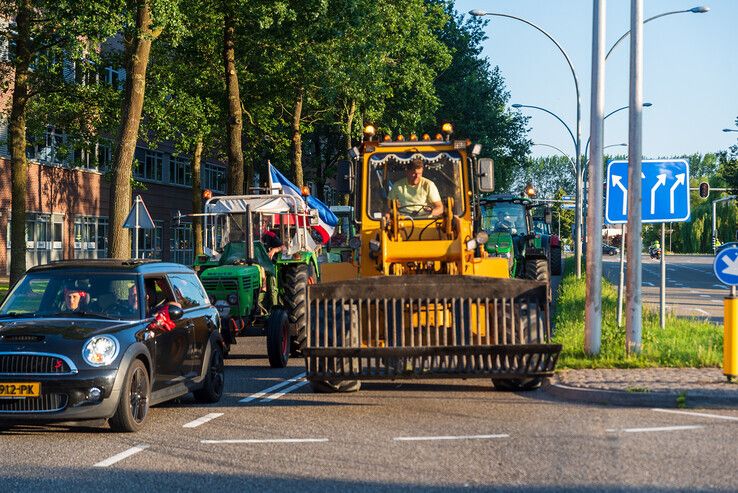 Boeren willen inbeslaggenomen tractor terug: massaal protest bij politiebureau en strontkar geleegd op IJsselallee - Foto: Peter Denekamp