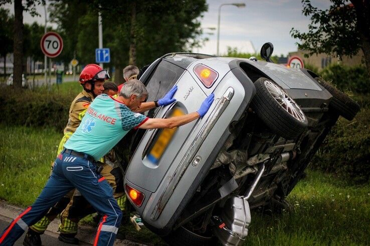 Auto op zijn kant door eenzijdig ongeval op Westenholterallee - Foto: Ruben Meinten