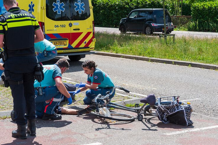 Fietser gewond na botsing met motorrijder in Assendorp - Foto: Peter Denekamp