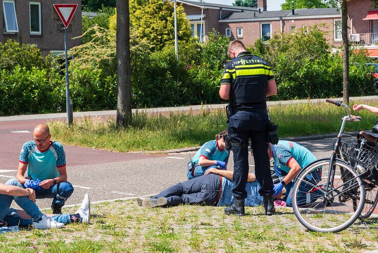 Fietser gewond na botsing met motorrijder in Assendorp - Foto: Peter Denekamp