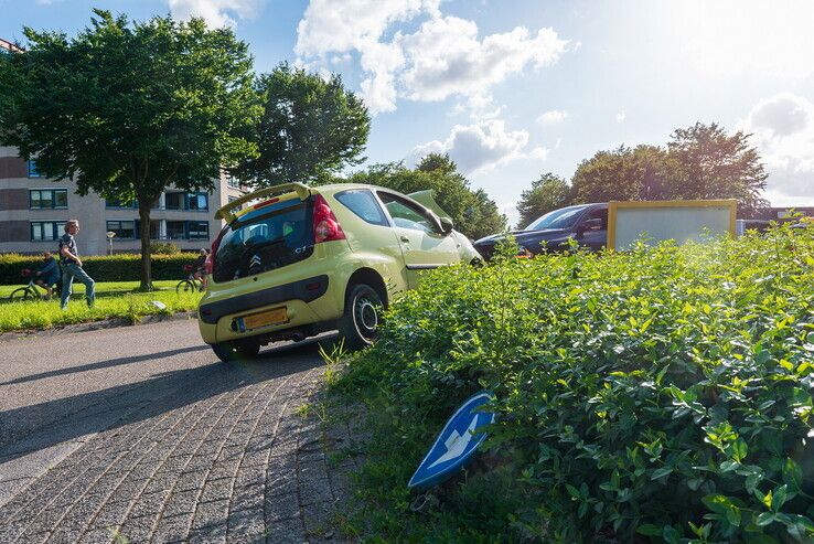 Drankrijder crasht met auto op Hollewandsweg - Foto: Peter Denekamp