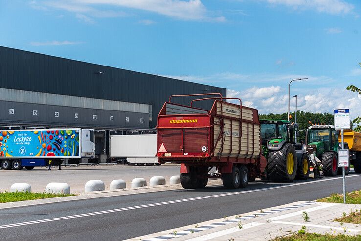 Opnieuw blokkeren boeren distributiecentrum Albert Heijn in Zwolle en het mag - Foto: Peter Denekamp