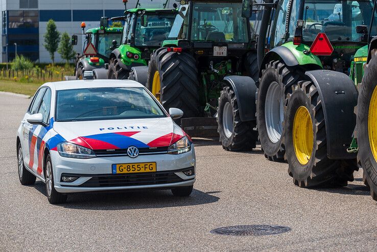 Opnieuw blokkeren boeren distributiecentrum Albert Heijn in Zwolle en het mag - Foto: Peter Denekamp
