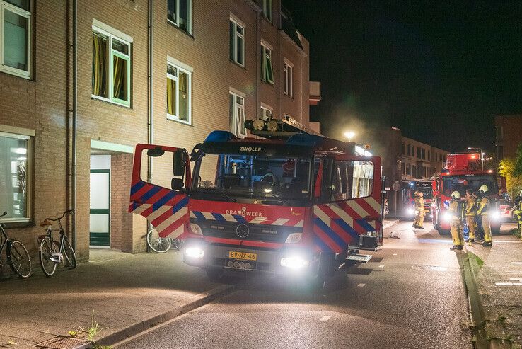 Vermoedelijk brandstichting in Zwolle-Zuid, brandweer haalt vrouw met hoogwerker uit flat - Foto: Peter Denekamp