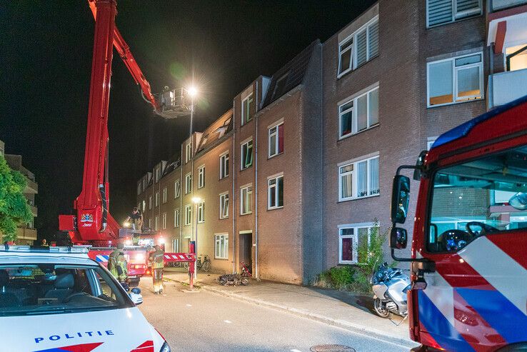 Vermoedelijk brandstichting in Zwolle-Zuid, brandweer haalt vrouw met hoogwerker uit flat - Foto: Peter Denekamp