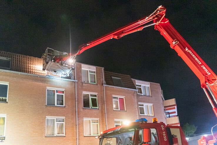 Vermoedelijk brandstichting in Zwolle-Zuid, brandweer haalt vrouw met hoogwerker uit flat - Foto: Peter Denekamp