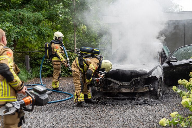 Auto gaat in vlammen op in Spoolde - Foto: Peter Denekamp