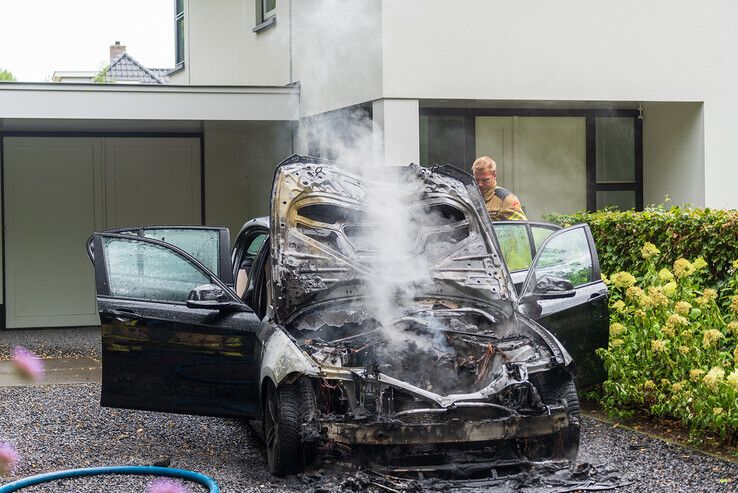Auto gaat in vlammen op in Spoolde - Foto: Peter Denekamp