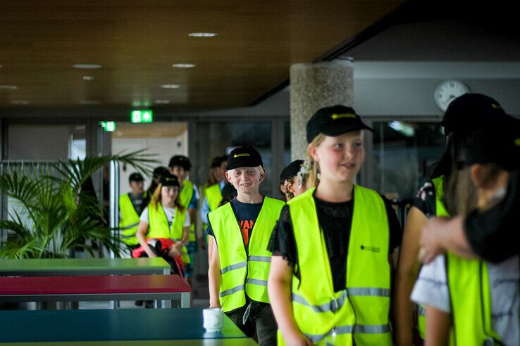 Nieuwe lichting Politiekids Holtenbroek neemt diploma in ontvangst - Foto: Ruben Meinten