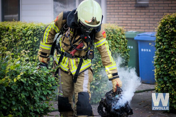 Stofzuiger vat vlam in woning Tiendschuurstraat - Foto: Ruben Meinten