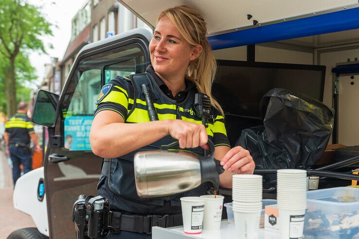 Zwollenaren welkom om ‘coppie koffie’ te drinken met wijkagenten - Foto: Peter Denekamp