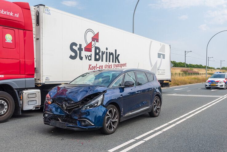 Kop-staartbotsing op Hasselterweg - Foto: Peter Denekamp