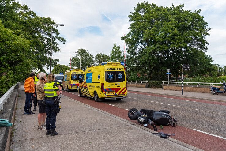 Hardloper ernstig gewond bij aanrijding op Luttenbergstraat - Foto: Peter Denekamp