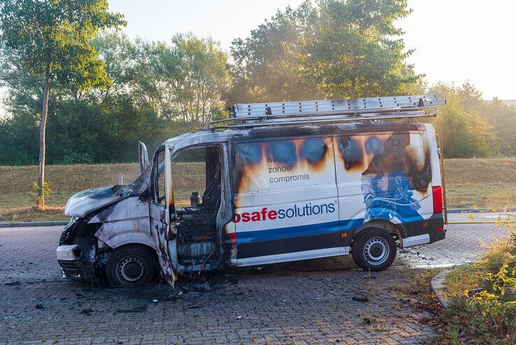 Zwaargewonde door brand in bestelbus in De Marslanden - Foto: Peter Denekamp