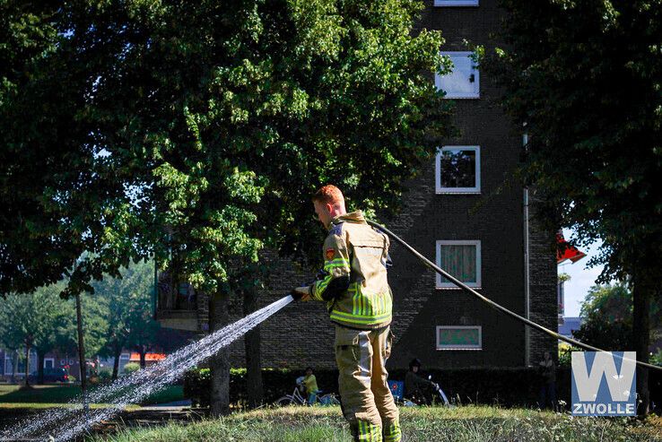 Flink stuk gras gaat in vlammen op in Holtenbroek - Foto: Ruben Meinten