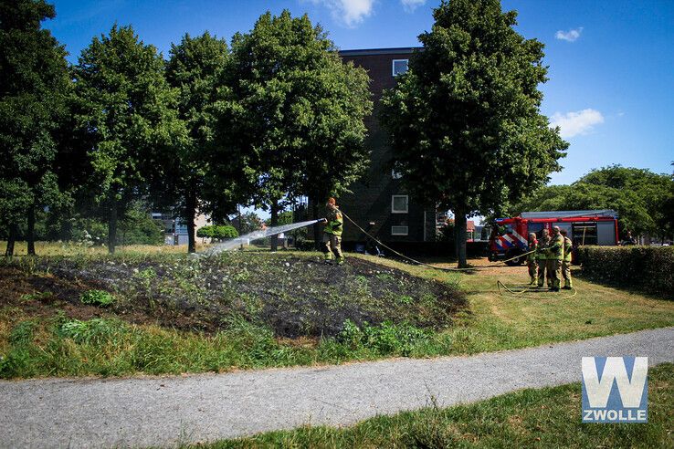 Flink stuk gras gaat in vlammen op in Holtenbroek - Foto: Ruben Meinten