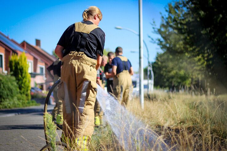 Vuurwerk veroorzaakt bermbrand in Stadshagen - Foto: Ruben Meinten