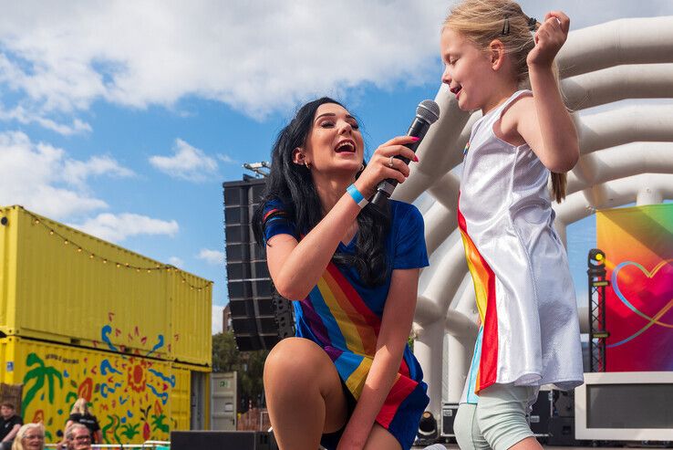 Zwolle Pride: Als de zon ondergaat barst het feest los op Rodetorenplein - Foto: Peter Denekamp