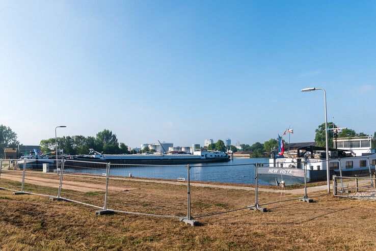 Eerste binnenvaartschepen maken ruimte voor asielboot: “Het lijkt wel een concentratiekamp hier” - Foto: Peter Denekamp