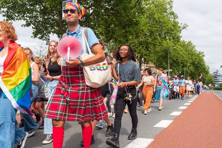 Trots laten zien wie je bent en mag zijn tijdens Pride Walk Zwolle - Foto: Peter Denekamp