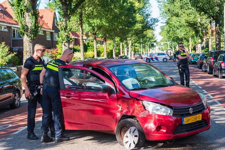 Automobiliste raakt macht over stuur kwijt en ramt geparkeerde auto’s in Assendorp - Foto: Peter Denekamp