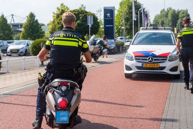 Scooterrijder in boeien geslagen na ongeval op Willemskade - Foto: Peter Denekamp