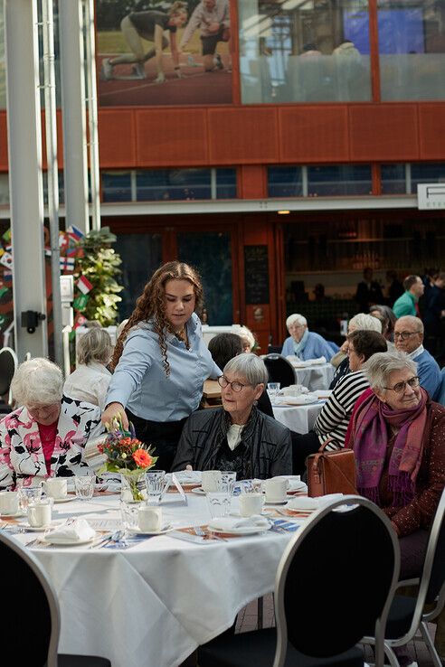 Tweehonderd Zwolse senioren genieten van stadslunch bij Deltion - Foto: Deltion College