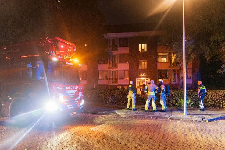 Brandweer haalt man uit appartement vol rook in Assendorp - Foto: Peter Denekamp