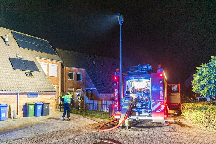 Schuurtje gaat in vlammen op in Zwolle-Zuid - Foto: Peter Denekamp