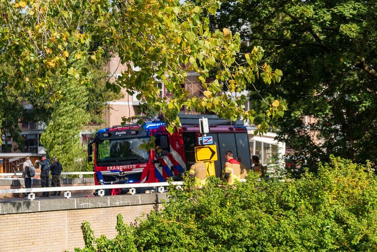 Zondagswerk is niet sterk: man ramt paal door gasleiding bij woonboot - Foto: Peter Denekamp