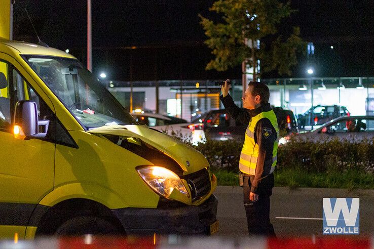 Bestelbus rijdt voetganger aan op Ceintuurbaan in zwolle - Foto: Ruben Meinten