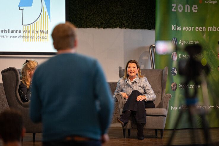 Minister Van der Wal praat met mbo-studenten van Zone.college Zwolle - Foto: Paul van der Wal