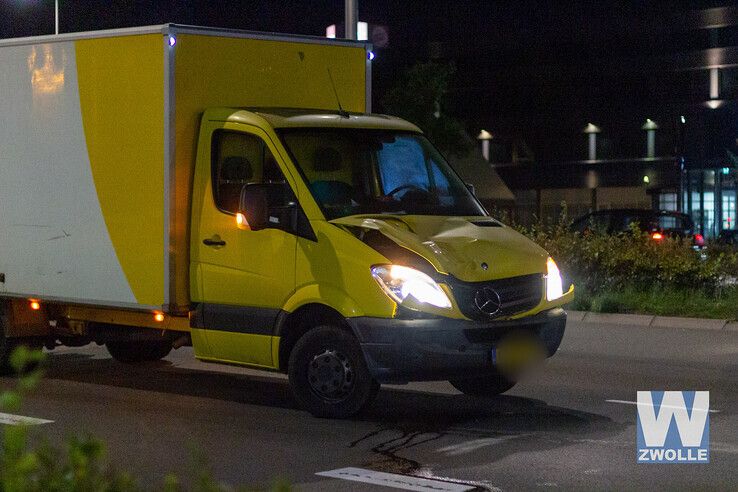 Bestelbus rijdt voetganger aan op Ceintuurbaan in zwolle - Foto: Ruben Meinten