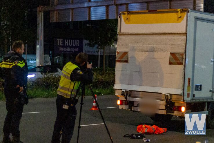 Bestelbus rijdt voetganger aan op Ceintuurbaan in zwolle - Foto: Ruben Meinten