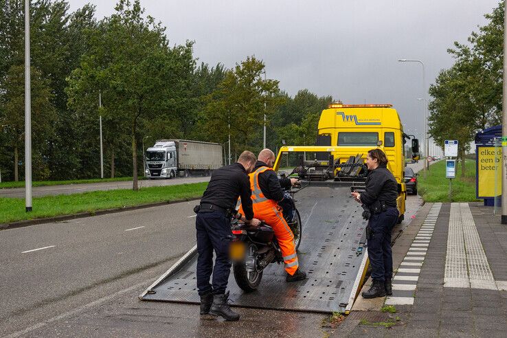 Maidentrip loopt slecht af voor motorrijdster op Hasselterweg - Foto: Ruben Meinten