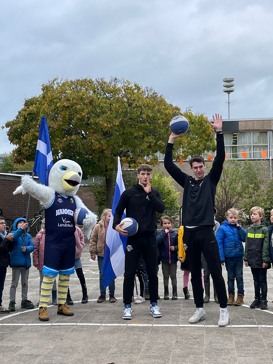 Lansdtede Hammers laten leerlingen Geert Groteschool genieten van basketbal - Foto: Ingezonden foto