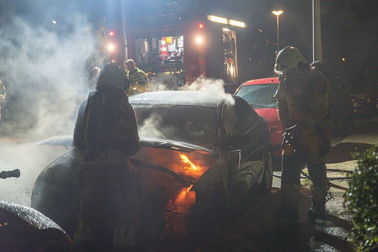 Auto vliegt in brand in Pierik - Foto: Peter Denekamp