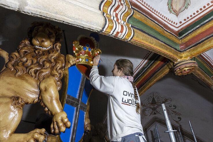 Studente Gilia werkt aan restauratie orgel Academiehuis Grote Kerk Zwolle - Foto: Cibap