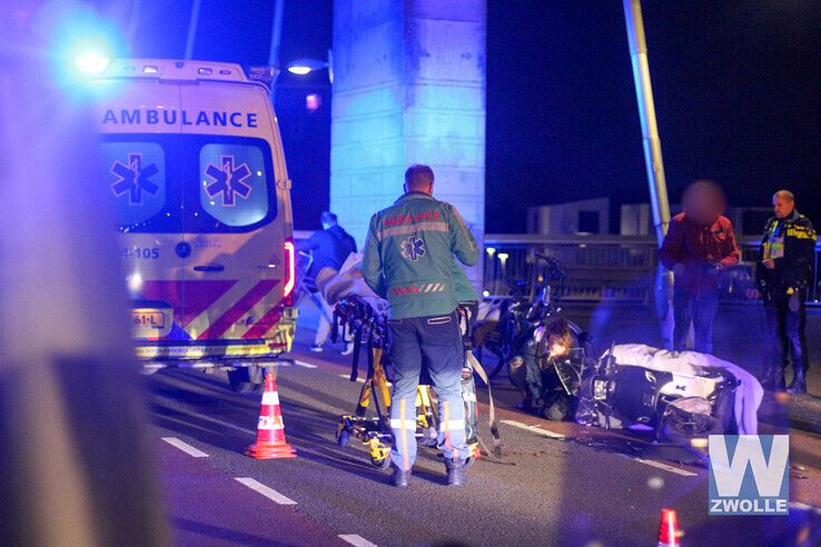 Ernstig gewonde bij aanrijding scooters op Twistvlietbrug - Foto: Ruben Meinten