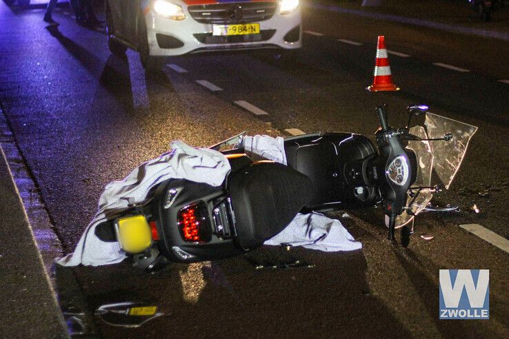 Ernstig gewonde bij aanrijding scooters op Twistvlietbrug - Foto: Ruben Meinten