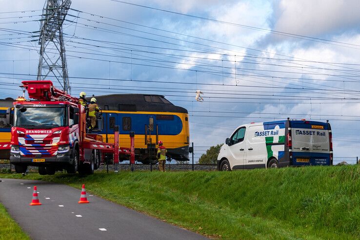 Hulpverleners urenlang bezig met redding zwaargewond zwanenkoppel op spoorlijn Zwolle – Meppel - Foto: Peter Denekamp