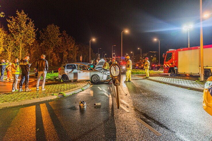 Automobiliste raakt onwel en ramt lantaarnpaal op Leo Majorlaan - Foto: Peter Denekamp