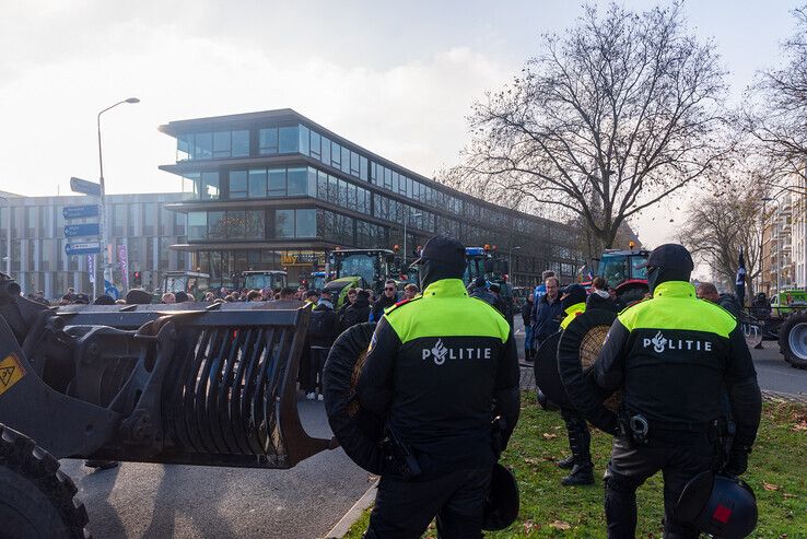 Politie grijpt in bij boerenprotest in Zwolle, drie demonstranten aangehouden - Foto: Peter Denekamp