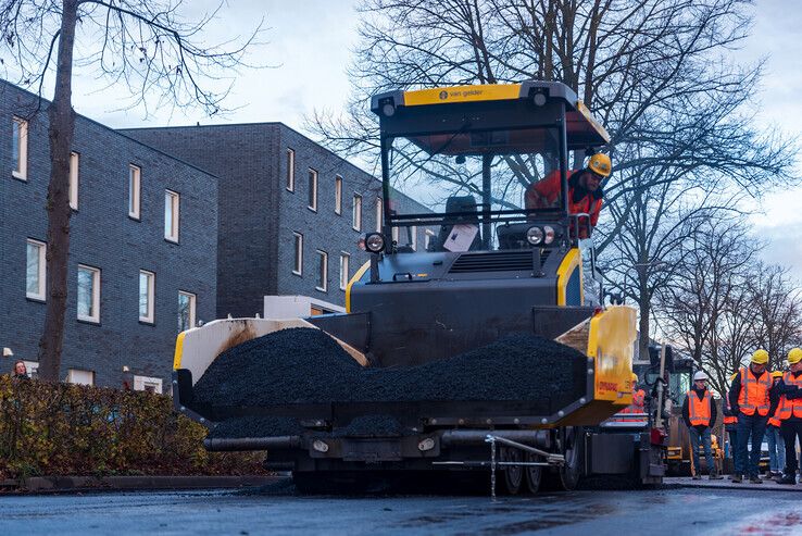 Wegenbouwer zet voor het eerst elektrische asfaltmachine in in Zwolle: “We doen dit niet alleen voor de bühne” - Foto: Peter Denekamp