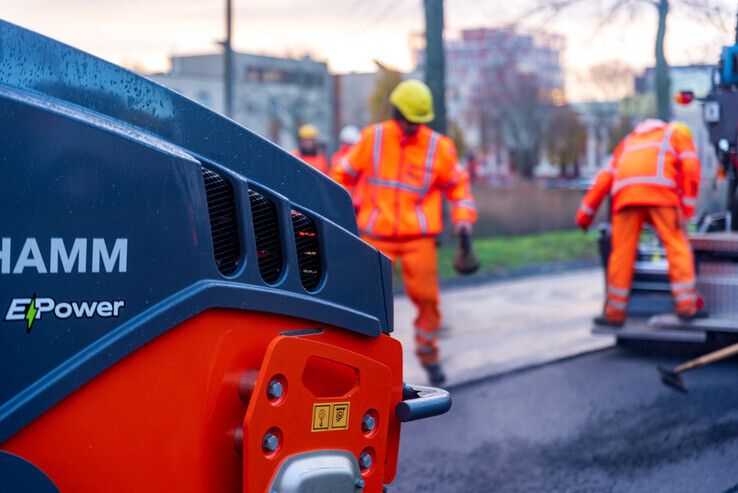 Wegenbouwer zet voor het eerst elektrische asfaltmachine in in Zwolle: “We doen dit niet alleen voor de bühne” - Foto: Peter Denekamp