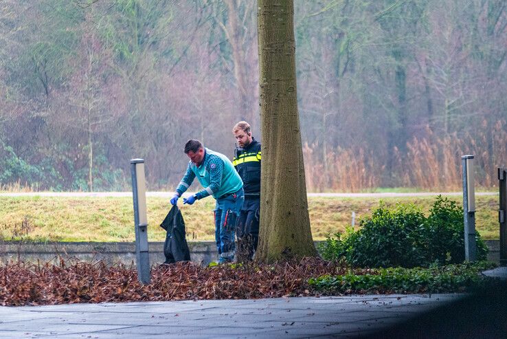Politie redt drenkeling uit ijskoude Willemsvaart - Foto: Peter Denekamp