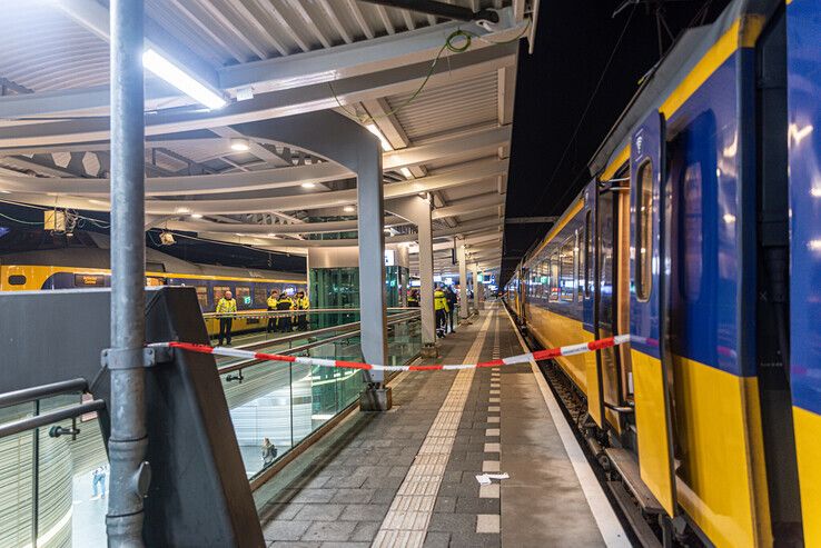 Gewonde bij steekpartij in trein op station Zwolle - Foto: Peter Denekamp