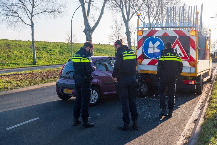 Automobiliste ramt bedrijfswagen van wegwerkers op Hasselterweg - Foto: Peter Denekamp